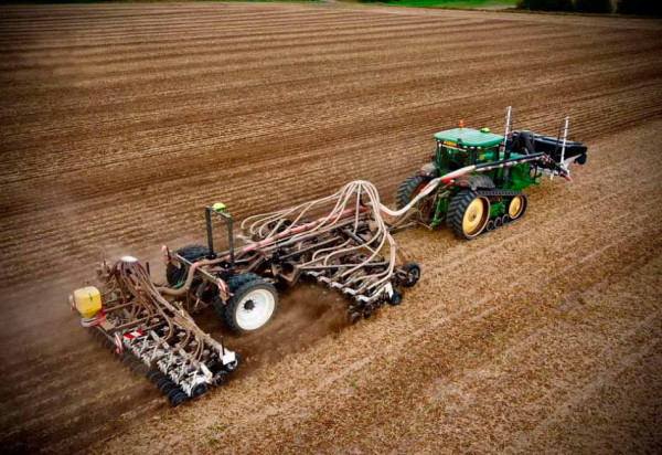 Pšenice ozimá setá do dvouřádku při zpracování půdy technologií strip-till přímo do strniště sóji; na Farmě Chmel stále zkoušejí nové věci a známé technologie posouvají kupředu