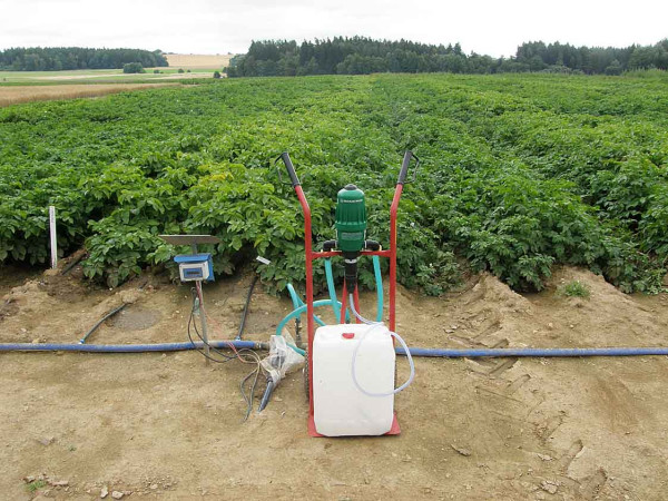 Obr. 2: Aplikace hnojiva během vegetace za pomoci kapkové závlahy v podmínkách polních pokusů
