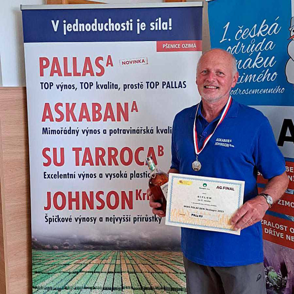 Regionální poradce pro severní Moravu, Ing. Otto Holoubek obdržel ocenění pro Pallas za 2. místo v soutěži Miss polní den Skalagro 2023 ve Skaličce