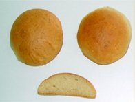 Obr. 2: Barva kůrky chleba při různých hladinách sirné výživy (Hřivna 2010)