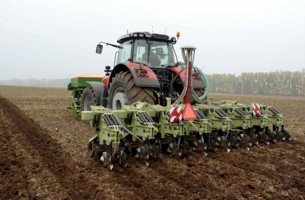 Podzimní příprava pásů s hnojením do profilu půdy