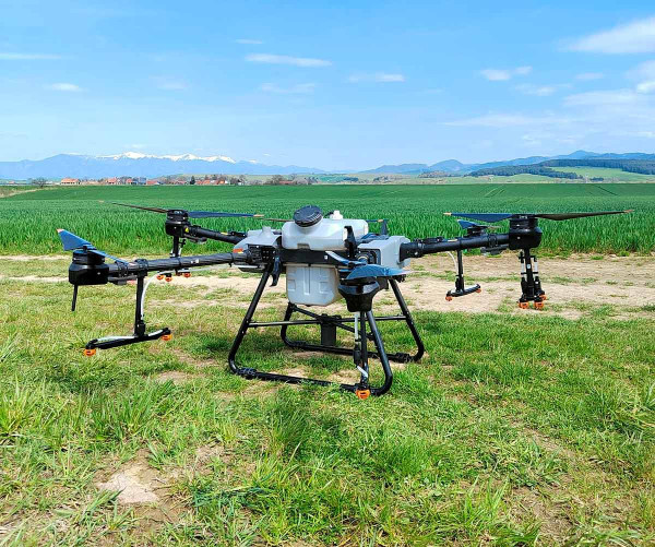 Aplikačný dron DJI Agras T30 pripravený na vzlet - pri aplikácii dusíkatého listového hnojiva Nutrino