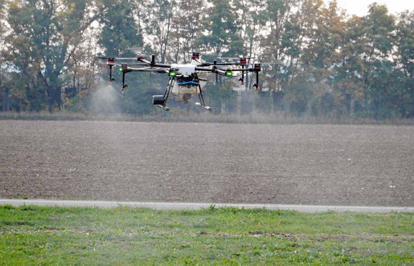 Dron upravený pro aplikaci kapalných přípravků na ochranu rostlin 