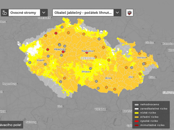 Obr. 3: Mapa rizika pro počátek líhnutí housenek první generace obaleče jablečného (agrorisk.cz) a její překryv s hlášenými výskyty škůdce (ÚKZÚZ)