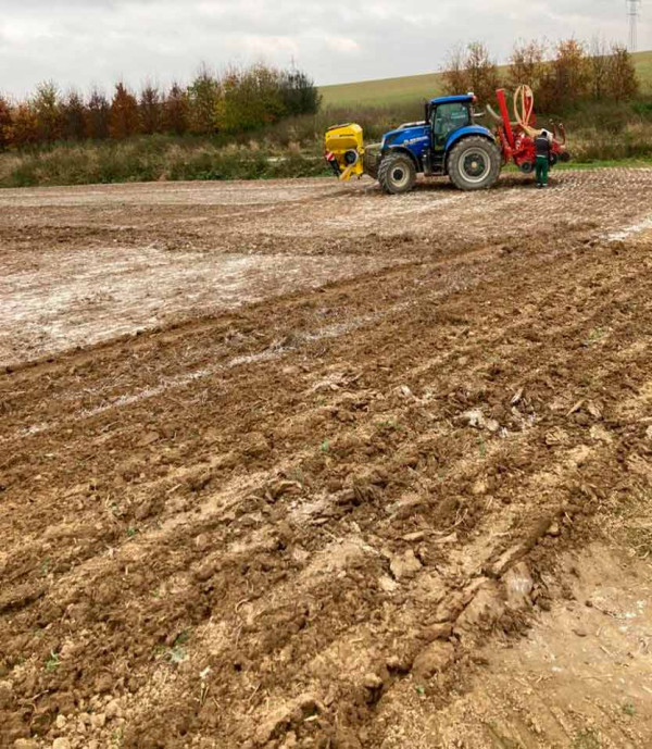 Podzimní strip-till s uložením hnojiva do depa pro cukrovou řepu (Farma Kovář Mankovice)