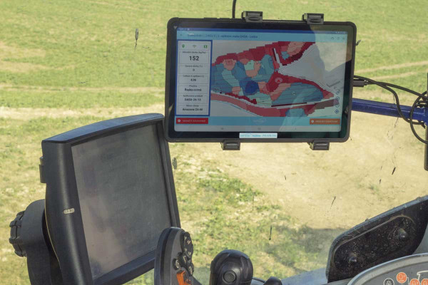 Obr. 3: Terminál Varistar One v kabině traktoru při variabilní aplikaci