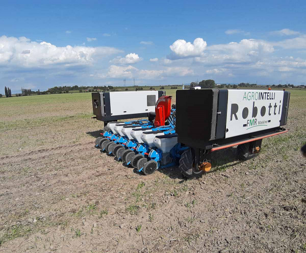 Obr. 3 Robotický nosič nářadí Agrointelli Robotti zahajuje novou úroveň zemědělství