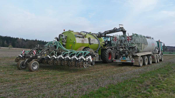 Obr. 6: Příprava pásů pod kukuřici s hnojením do půdního profilu