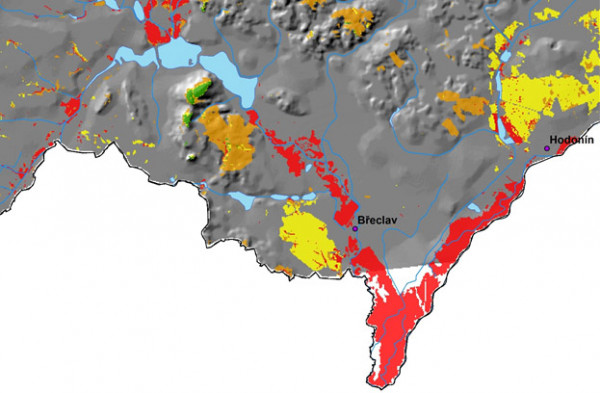  Obr. 8. Statistický model vhodnosti prostředí (získaný na základě epidemiologických dat z terénu) pro druh Hymenoscyphus fraxineus v lesních porostech na jižní Moravě (červeně nejvíce vhodné porosty lužních lesů, zeleně nejméně příznivé porosty vrcholů Pavlovských vrchů)