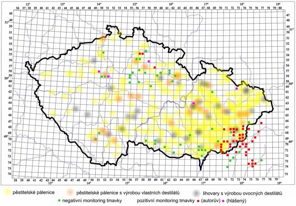 Mapa: Rozšíření tmavky na konci roku 2017 s lokalizací pálenic a ovocných lihovarů.