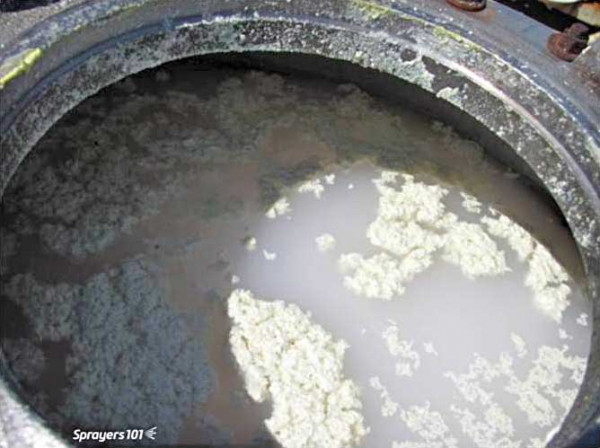 Sraženina v nádrži při použití nekvalitní vody (Sprayers101)