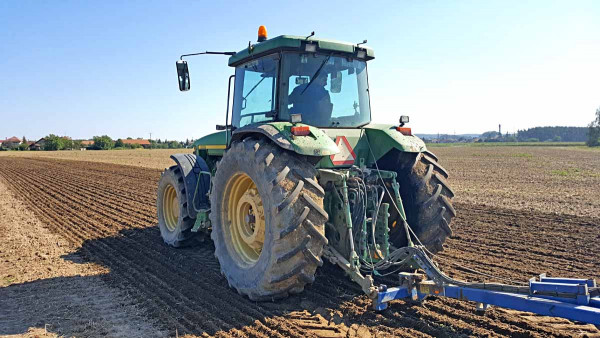 Obr. 3: Stávající kolový traktor John Deere 8200 o výkonu 154 kW, 210 PS s pneumatikami o šířce 480 mm, resp. 650 mm
