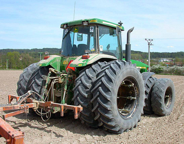 Obr. 2: Zdvojená kola traktoru snižují měrný tlak na půdu