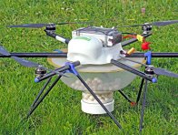 Dron s výbavou pro aplikaci biologických prostředků na ochranu rostlin