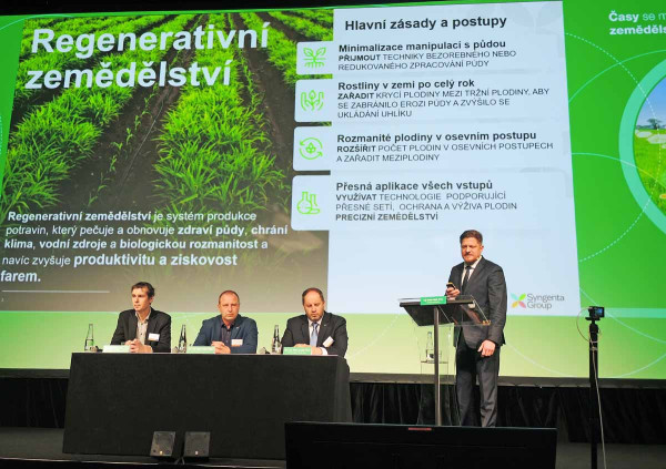 Principy a zkušenosti s regenerativním zemědělstvím během společného vystoupení představil Josef Čejka  (ZD Dolní Újezd), Václav Brant (ČZU), Milan Kroulík (ČZU) a za Syngentu moderoval Martin Hájek (vpravo)
