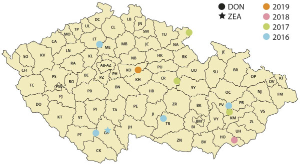 Mapa: Původ vzorků pšenice s obsahem přesahujícím limity pro deoxynivalenol (1 250 μg/kg) a zearalenon (100 μg/kg) sklizených v ČR v letech 2015–2019; v roce 2015 nepřesáhl limit žádný vzorek