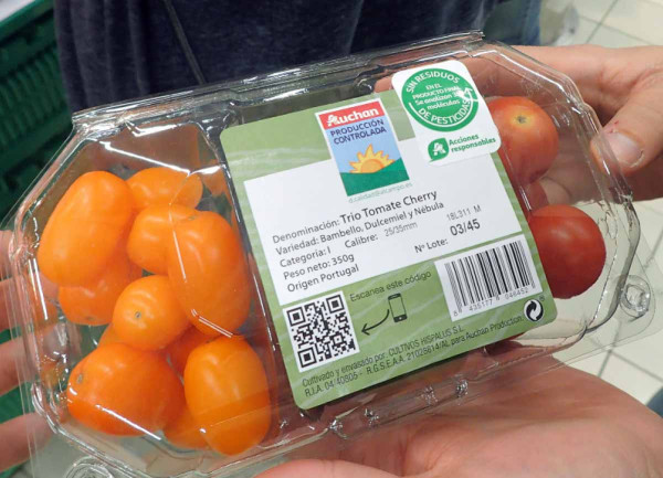 Balení rajčat z řetězce Auchan v pravém rohu s deklarací bez pesticidů - Sin residuos de pesticidas - Španělsko, 2018