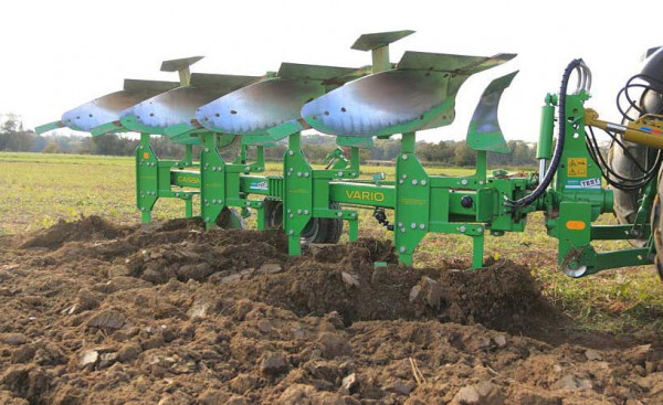 Obr. 10: Do skupiny strojů pro dlátování lze zařadit i pluhy umožňující současné zpracování půdy ve dvou vrstvách (foto GASSNER Technik)