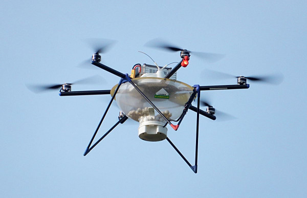 Dron modifikovaný pro aplikaci biologických přípravků na ochranu rostlin 