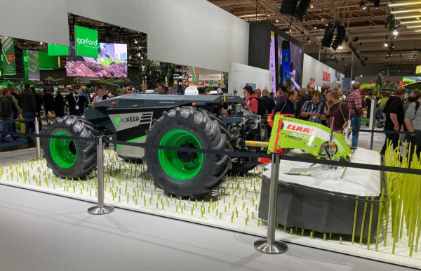 Obr. 3: Kolový autonomní traktor