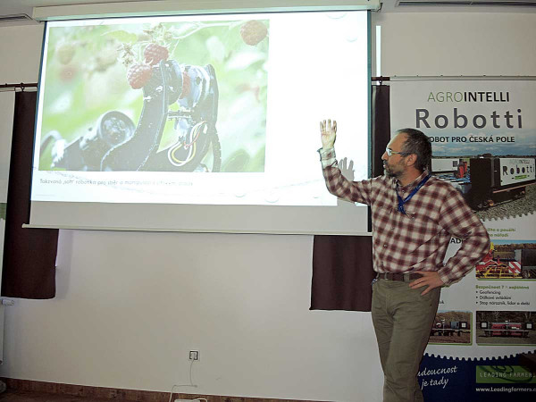 Novinky v precizním zemědělství včetně možnosti robotického trhání malin představil Ing. Jan Lukáš, Ph.D.