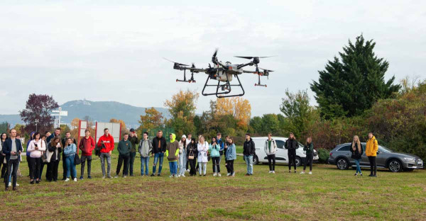 Obr. 5: Ukážka využitia dronu pri ochrane rastlín (Rastlinolekárske dni, Nitra, 2022