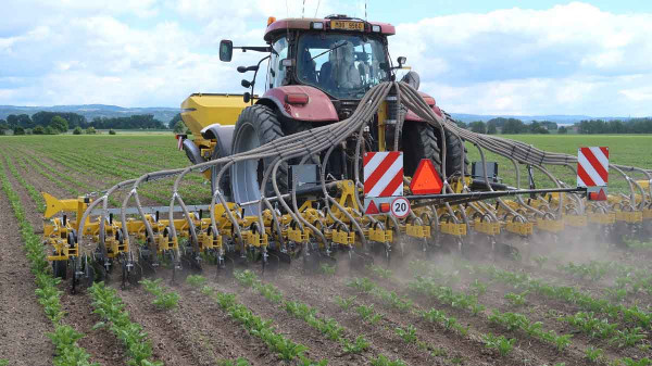 Souprava pro variabilní přihnojení se zapravením hnojiva do půdy  při plečkování