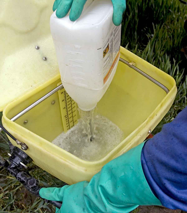 Vyprázdněné obaly od přípravku hned po použití vypláchněte čistou vodou (TOPPS)