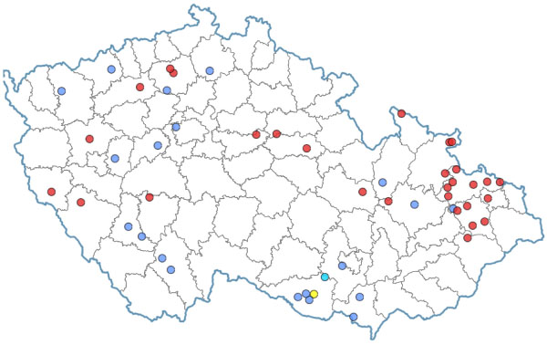 Mapa: V Česku se vyskytují prakticky jen rezistentní (modré body) a vysoce rezistentní populace (červené body) blískáčka řepkového vůči esterickým pyretroidům, a to již několik let