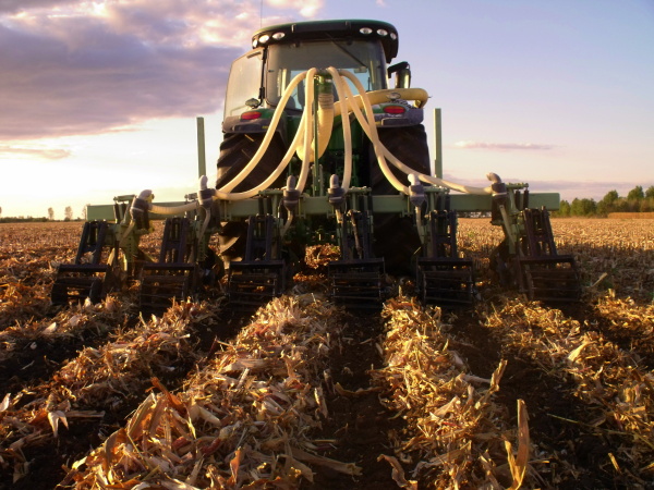 technologie pěstování kukuřice, slunečnice a řepky do pásů strojem strip-till Orthman „1tRIPr“.